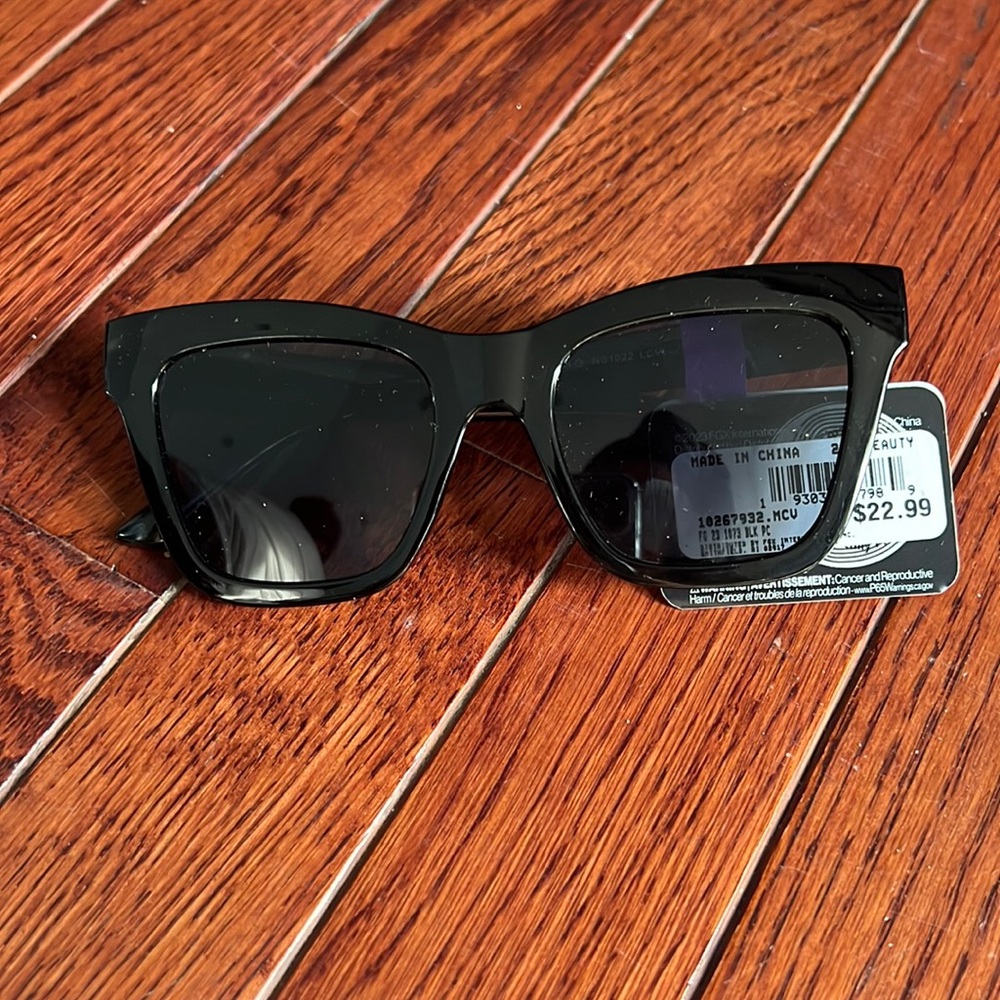 Stylish Foster Grant Sunglasses, great for Vacation